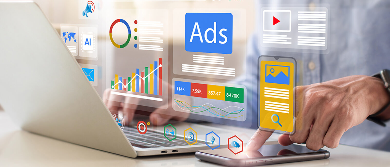 Arbeit an Laptop und Smartphone fürs Online-Marketing