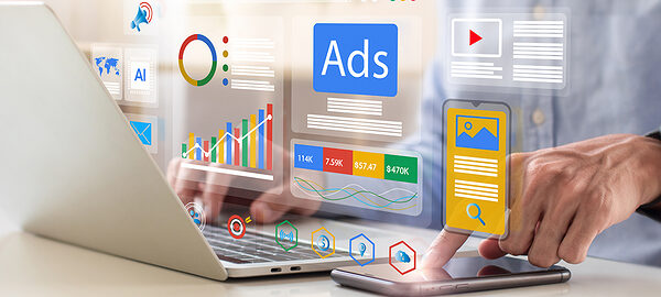 Arbeit an Laptop und Smartphone fürs Online-Marketing