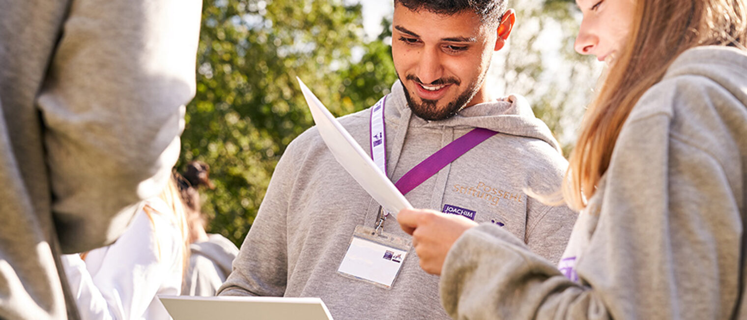 Teilnehmende des Azubi-Kollegs schauen auf Arbeitsblätter.