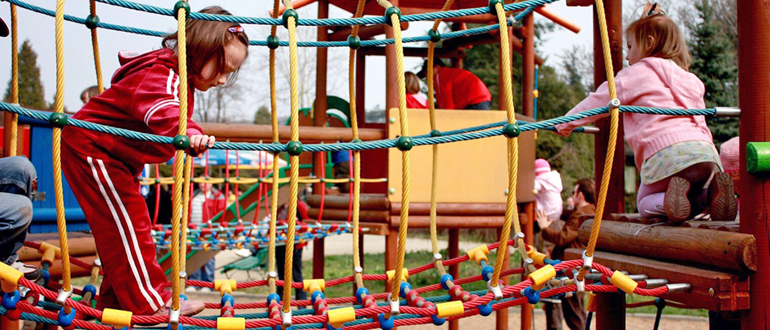 Kinder klettern auf einem Kletterturm herum. Kinder klettern auf einem Kletterturm herum.