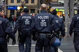 Polizei im Bahnhof