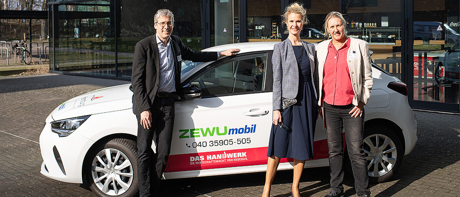 ZEWU-Team mit E-Fahrzeug.