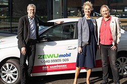 ZEWU-Team mit E-Fahrzeug.