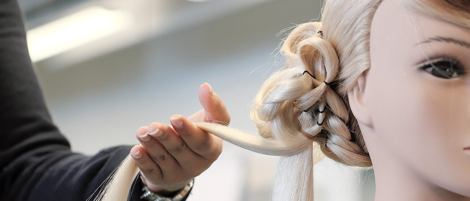 Frisieren am Frisierkopf.