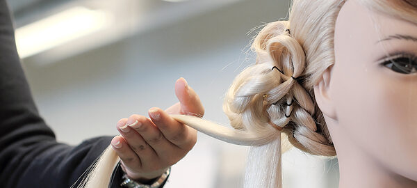 Frisieren am Frisierkopf.
