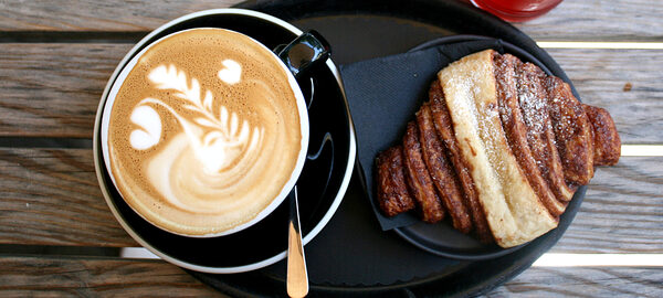 Franzbrötchen und eine Tasse Kaffee