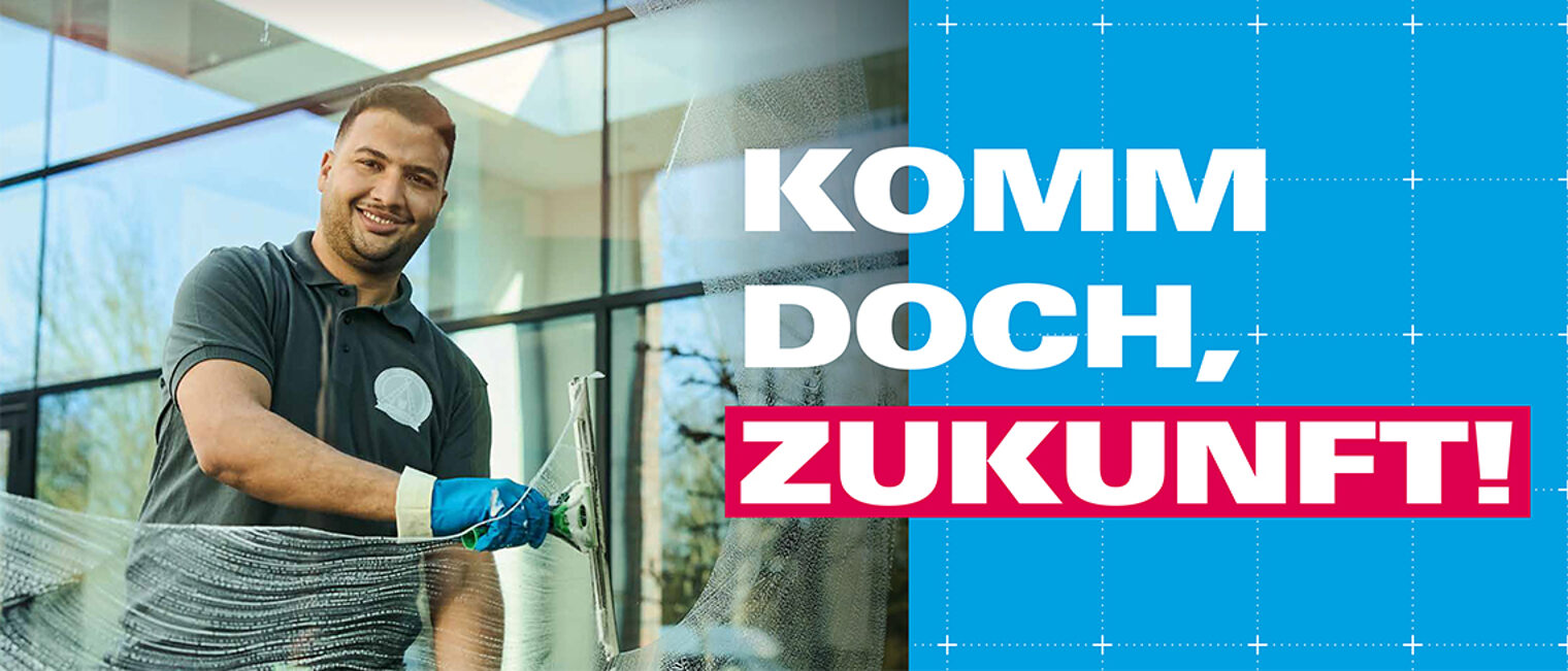 Gebäudereiniger reinigt Fenster und blickt Betrachtende durchs Glas an. Gebäudereiniger reinigt Fenster und blickt Betrachtende durchs Glas an.