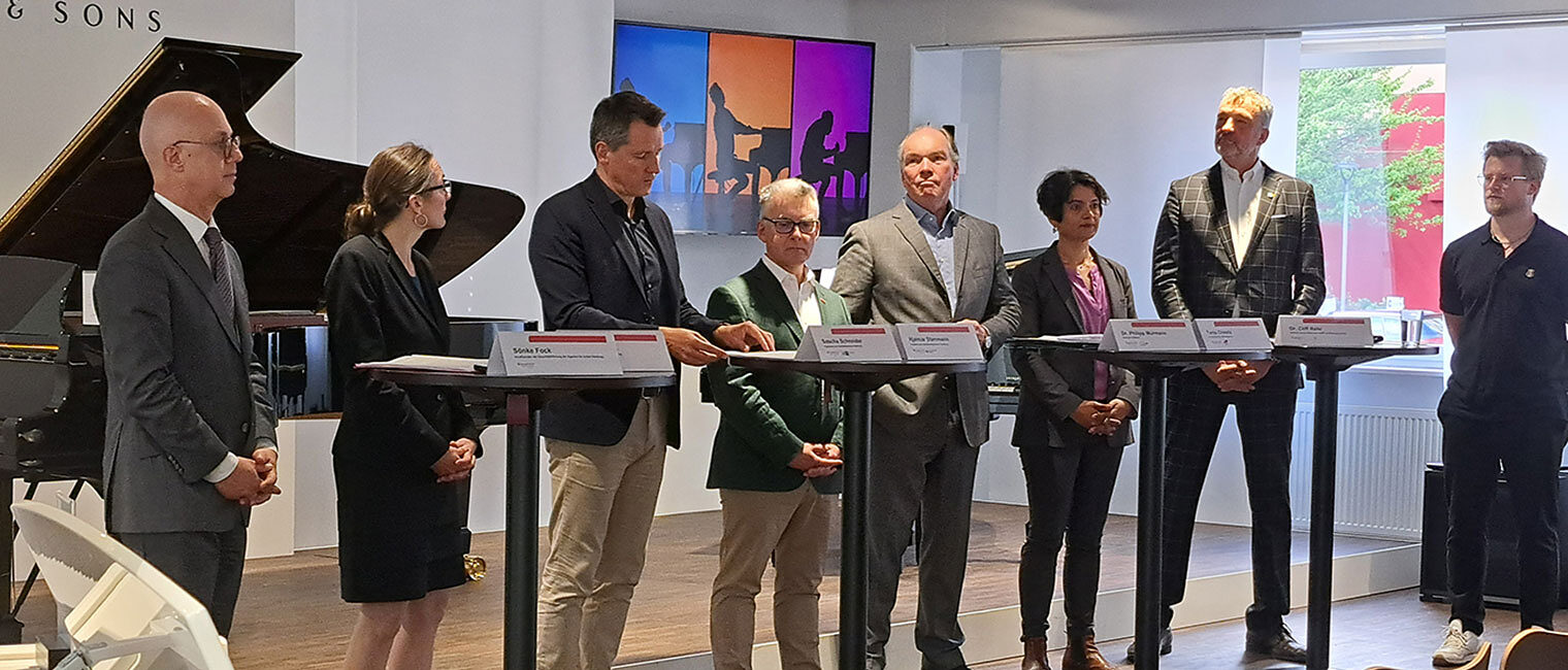 Pressekonferenz: Sönke Fock, Ksenija Bekeris, Sascha Schneider, Hjalmar Stemmann, Dr. Philipp Murmann, Tanja Chawla, Dr. Cliff Rehr; Klavierbauer Jonte Friedrichsen