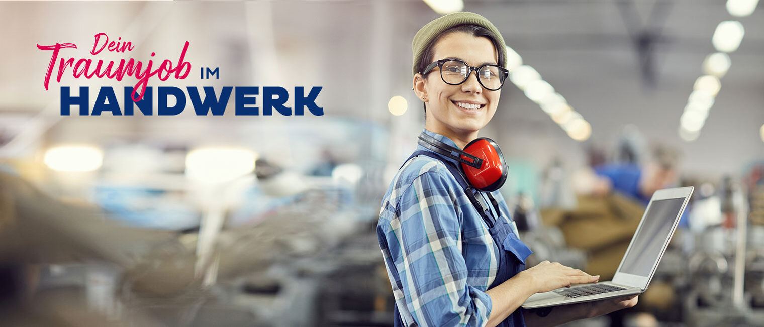 Dein Traumjob im Handwerk: Jugendlich*er in Werkstatt am Laptop
