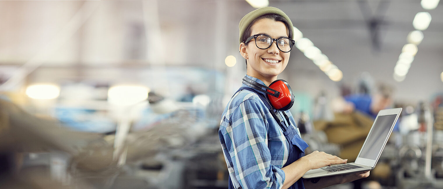 Dein Traumjob im Handwerk: Jugendlich*er in Werkstatt am Laptop
