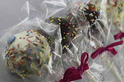 Kuchen am Stiel, in Zellophan verpackt