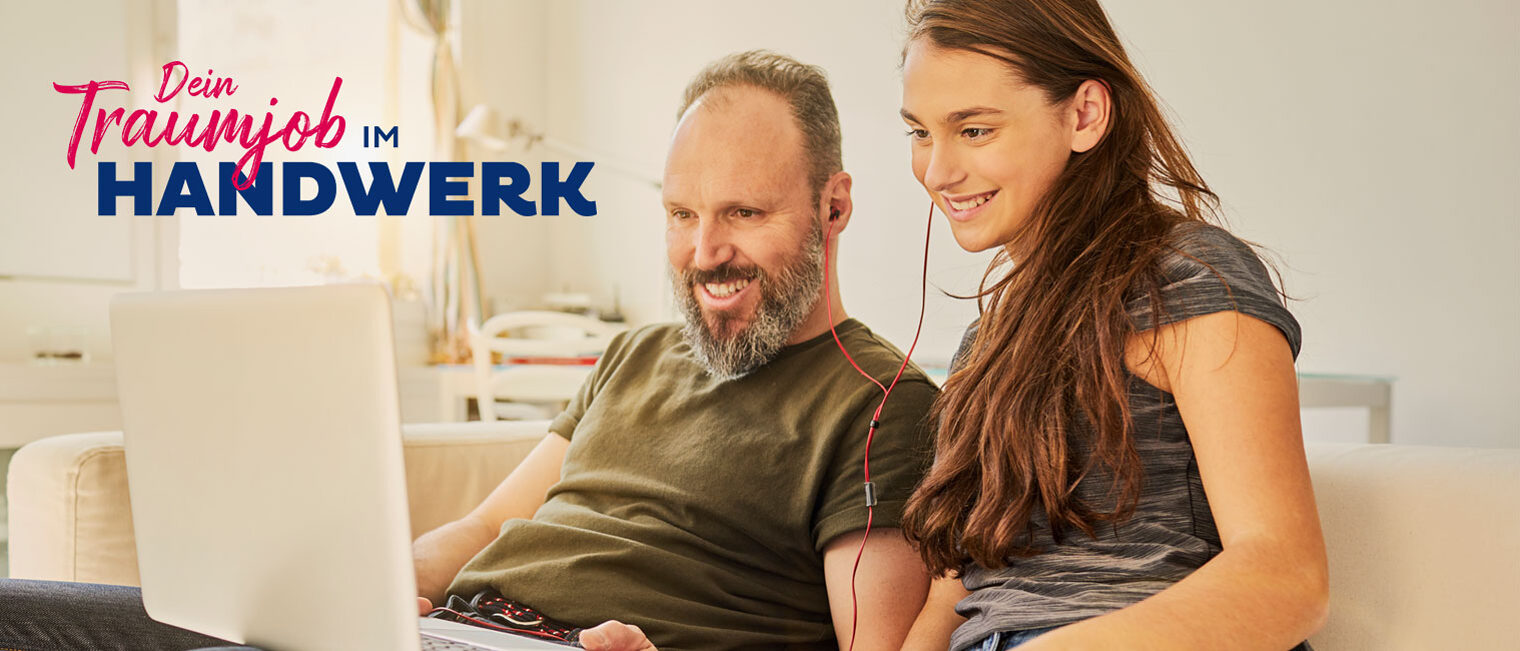 Dein Traumjob im Handwerk: Infos für Eltern Vater mit Tochter auf Sofa mit Laptop