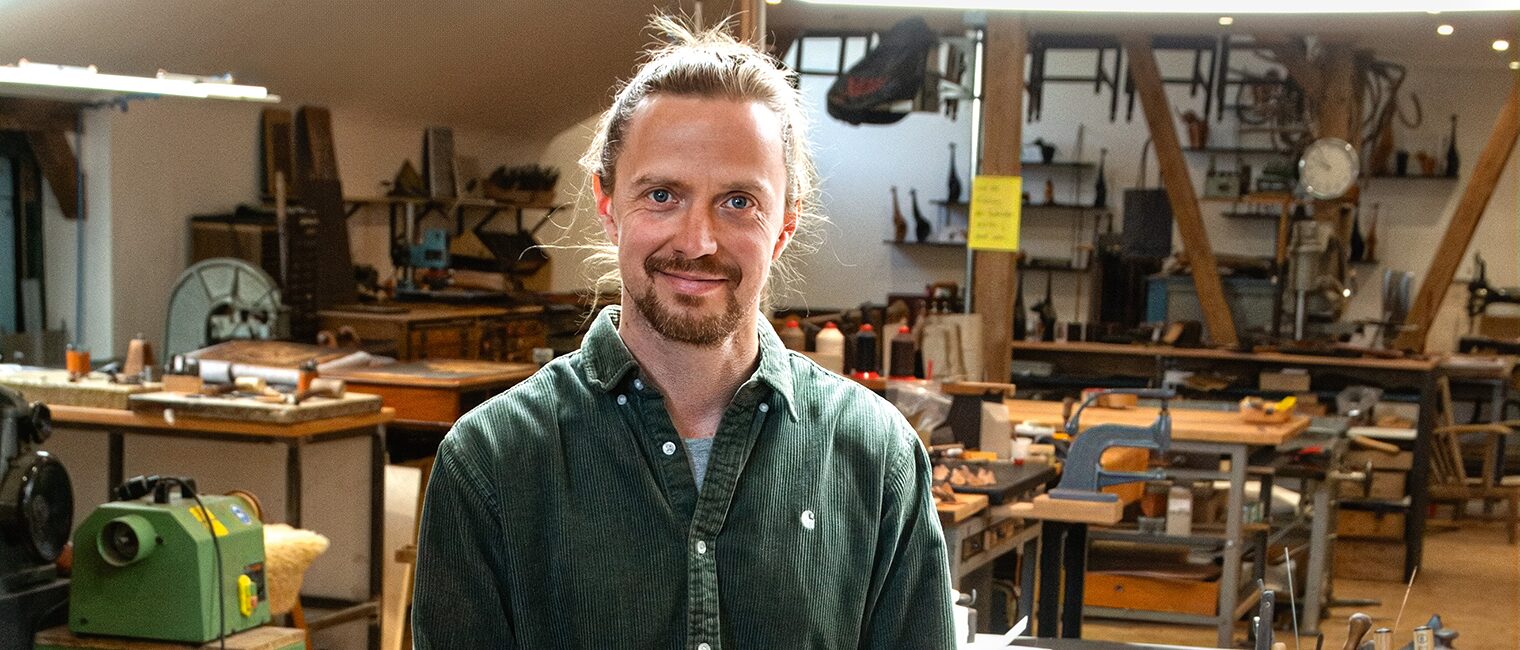 Handwerker in seiner Werkstatt