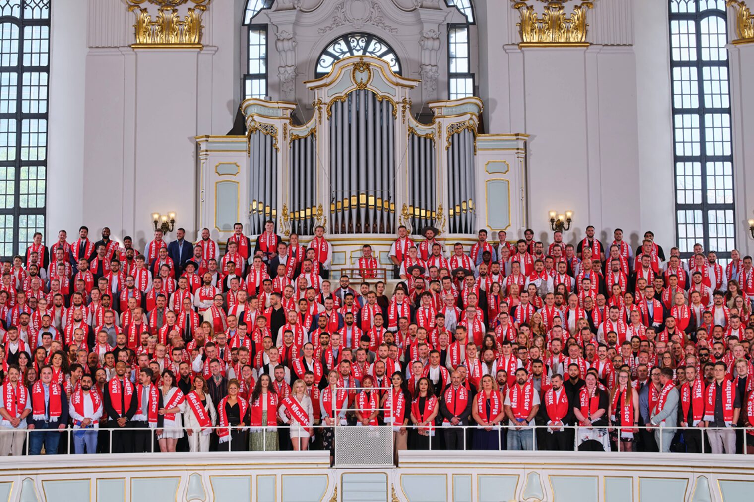 Gruppe von Jungmeister*innen im Hamburger Michel