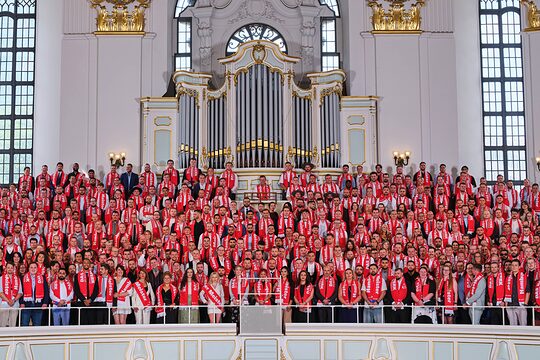 Gruppe von Jungmeister*innen im Hamburger Michel