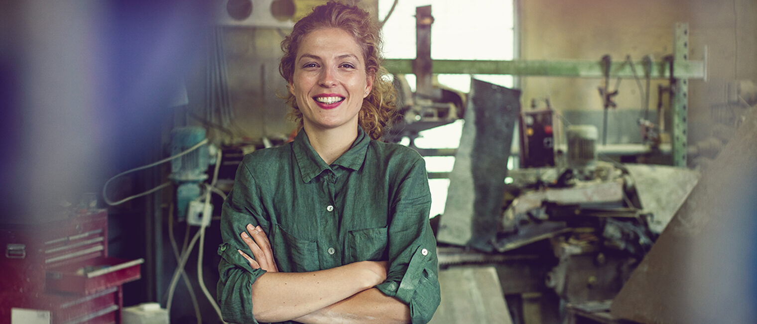 Handwerkerin in ihrer Werkstatt
