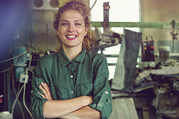 Handwerkerin in ihrer Werkstatt