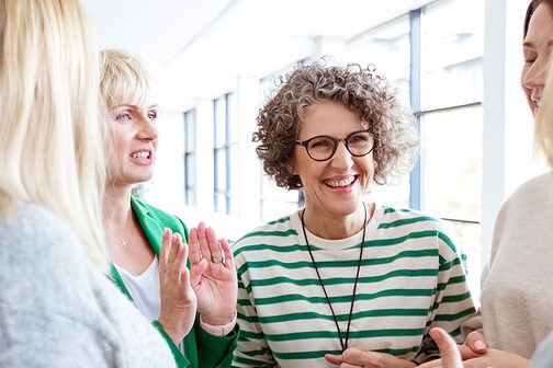 Gruppe von fünf Frauen kommunizieren