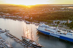 großes Fährschiff bei Sonnenaufgang