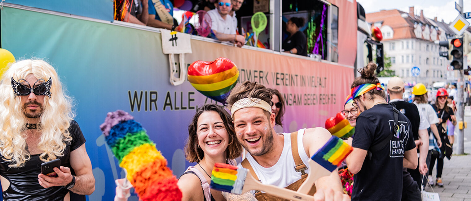 zwei lächelnde Personen vor einem Demo-Truck