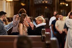 Jugendliche werden in Kirche von Geistlichen gesegnet