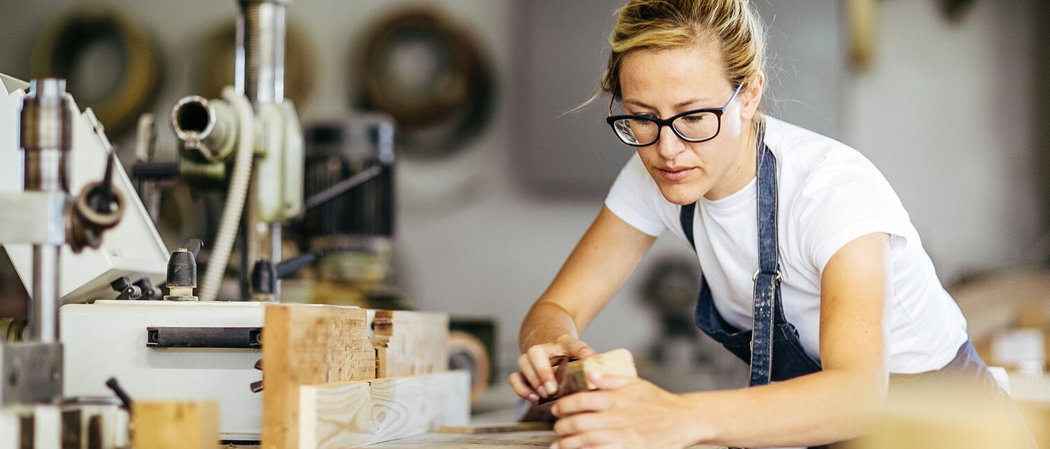 Statistiken zum Hamburger Handwerk: Betriebsbestandentwicklung Junge Frau in Tischlerwerkstatt