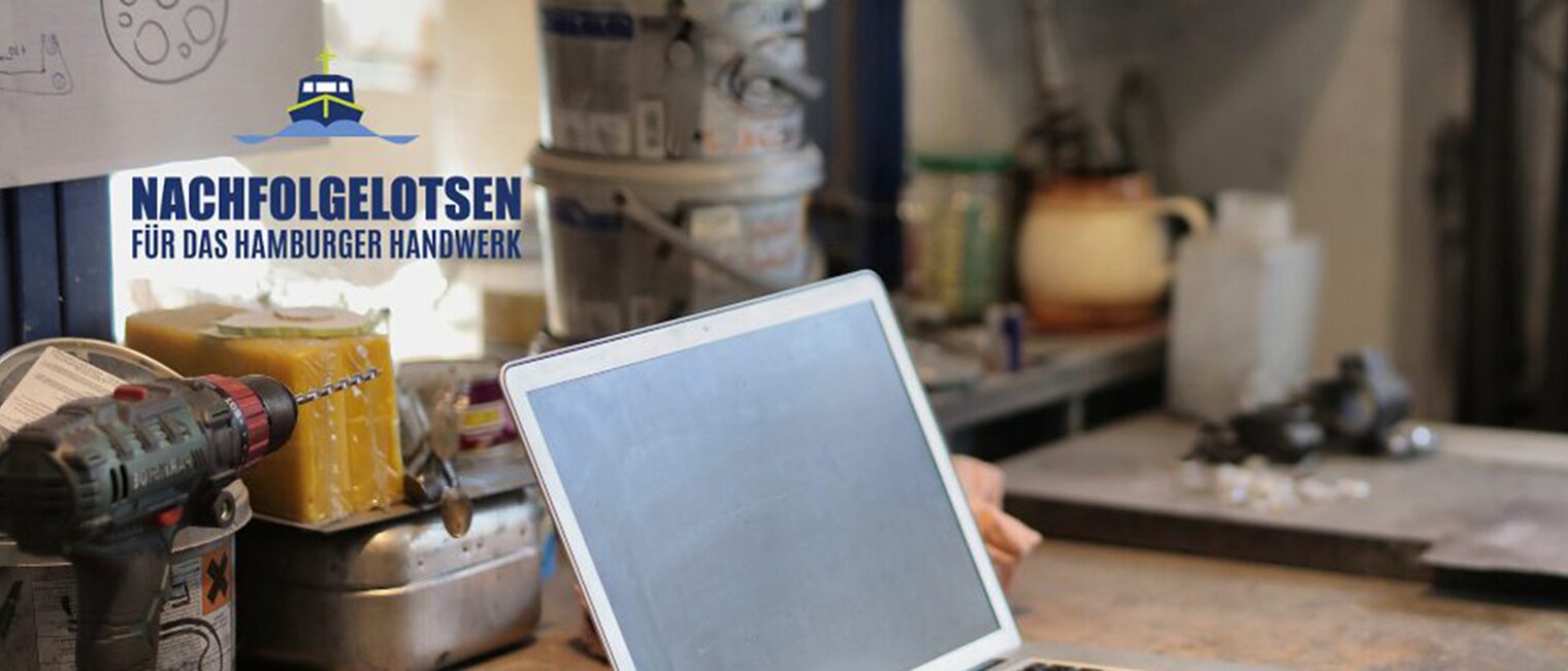 Laptop in Werkstatt mit dem Logo der Hamburger Nachfolgelotsen