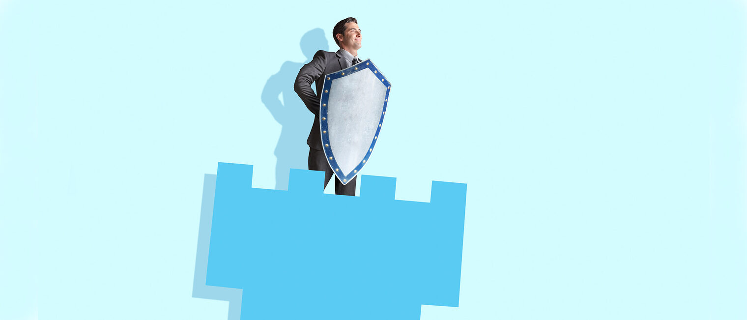 Mann mit Schutzschild steht auf einem Turm