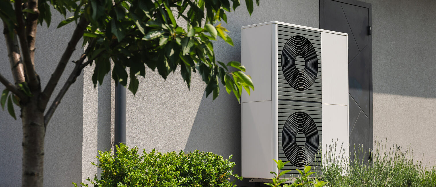 Wärmepumpe an einer Hauswand