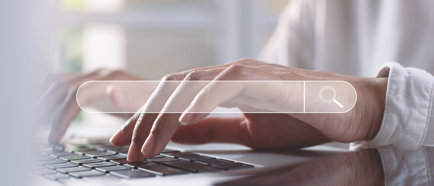 Finger tippen auf einer Computertastatur.