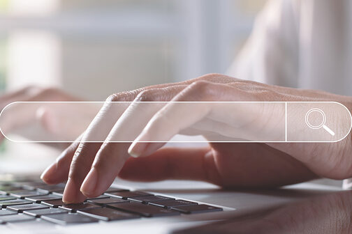 Finger tippen auf einer Computertastatur.