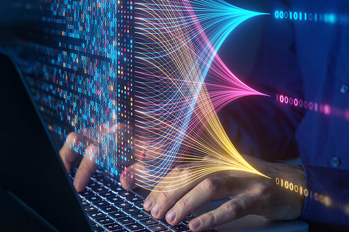 Hände tippen auf der Tastatur, Datenströme fließen