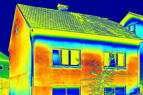Haus, aufgenommen mit einer Wärmebildkamera