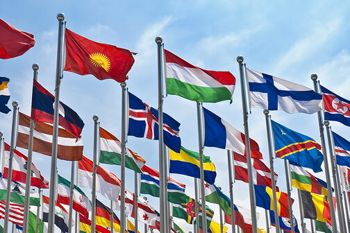 Dutzende Flaggen flattern im Wind