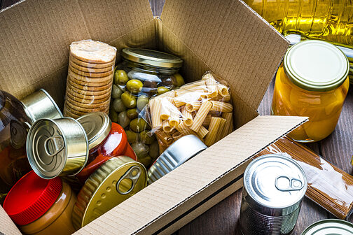 Lebensmittel in einem Karton