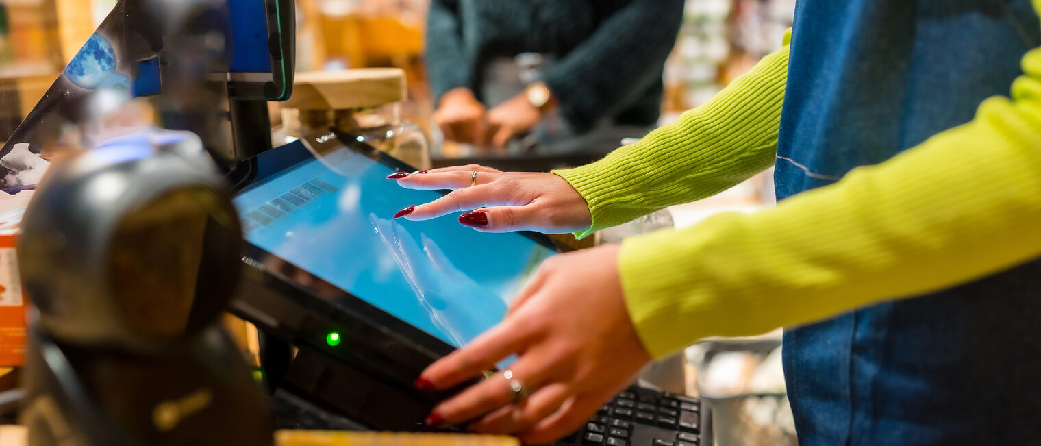 Finger tippen auf einem Kassenbildschirm