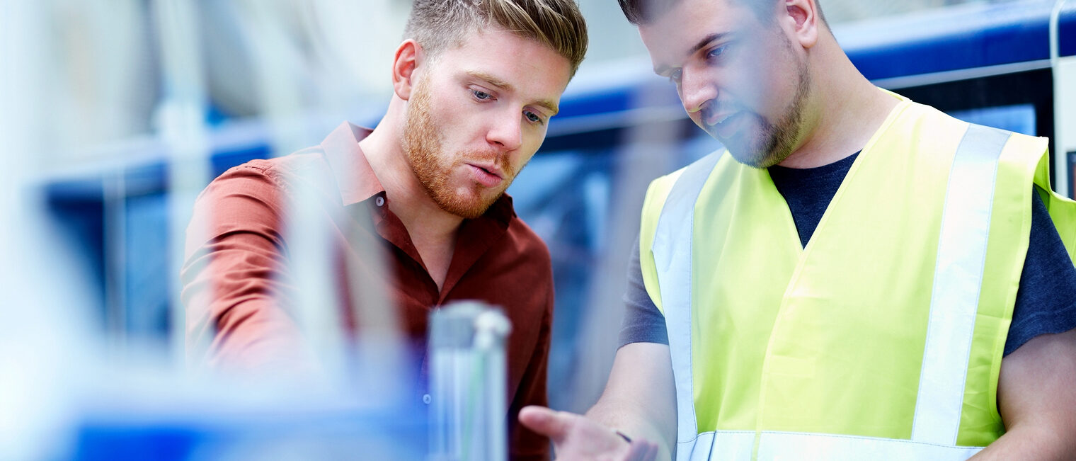 zwei junge Männer im Fachgespräch in der Werkstatt