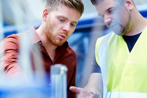zwei junge Männer im Fachgespräch in der Werkstatt
