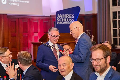 Präsident Stemmann überreicht Bohrer an Bürgermeister Tschentscher