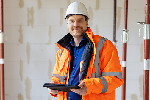 Bauhandwerker mit Tablet auf der Baustelle