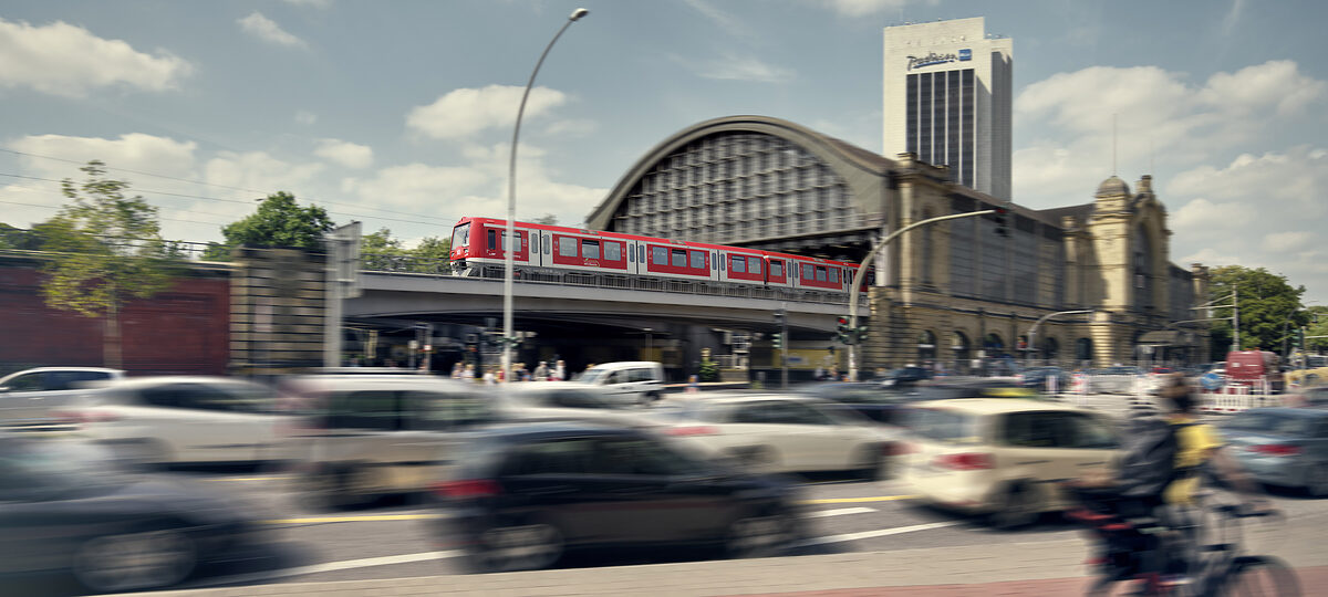 S-Bahn am Bahnhof Dammtor