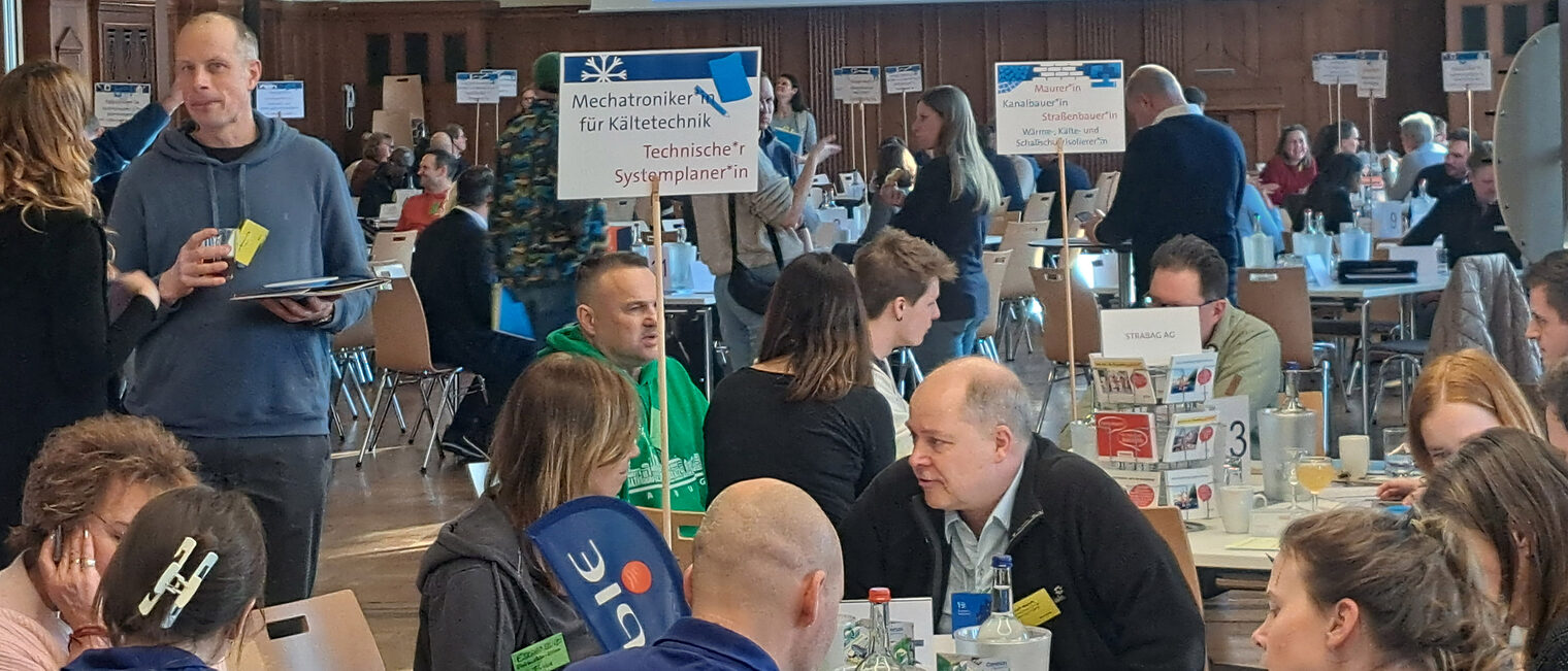 Handwerker*innen und Lehrkräfte im Gespräch