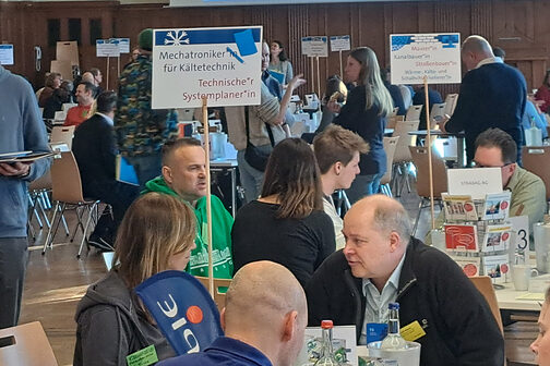 Handwerker*innen und Lehrkräfte im Gespräch