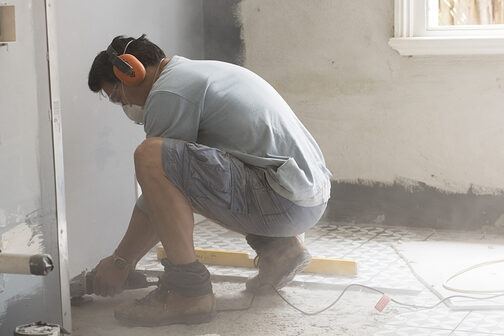 Mann arbeitet mit Bodenschleifer