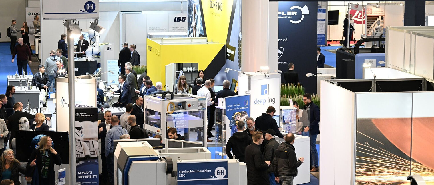 Messestände mit vielen Besucher*innen