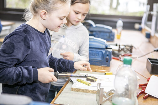 Mädchen mit Lötkolben