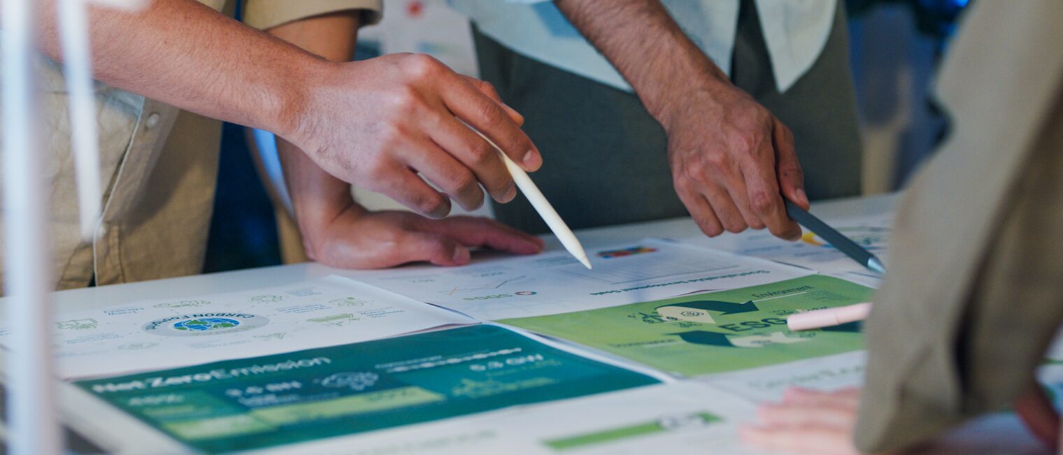 Gruppe von Menschen plant Energiesparmaßnahmen an einem Tisch