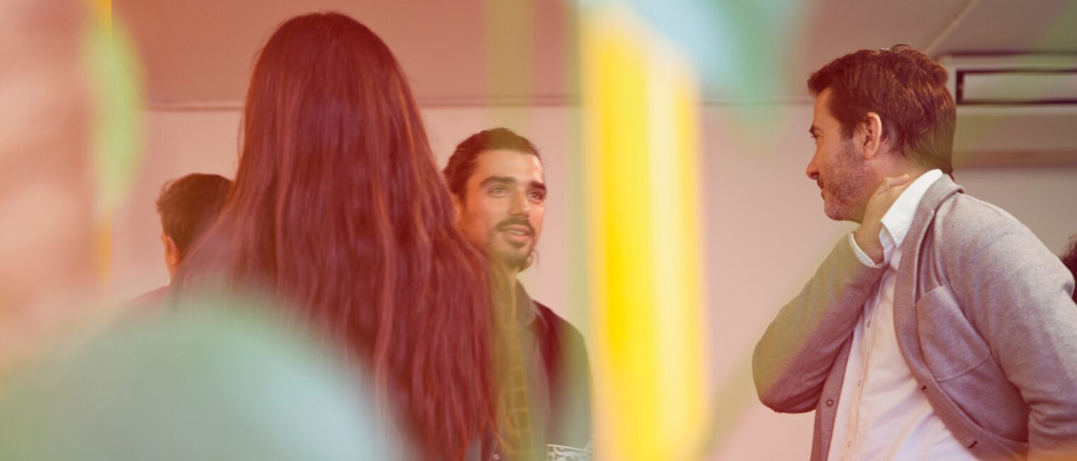 Gruppe von Menschen im Gespräch