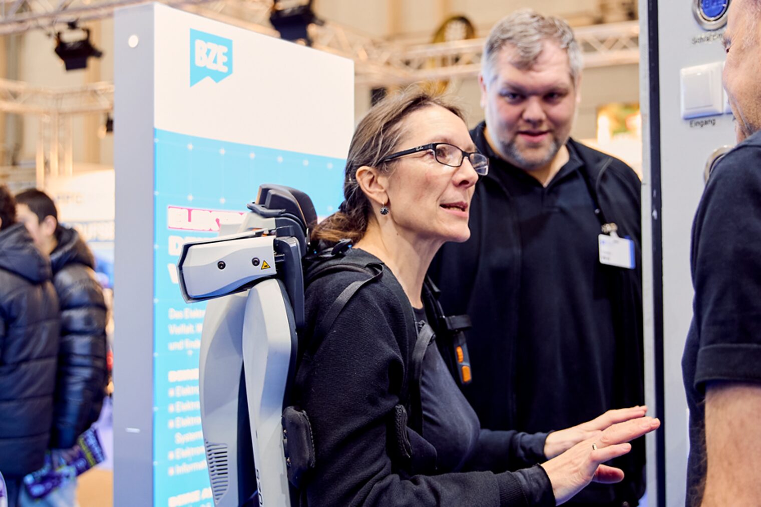 Bildungssenatorin Ksenija Bekeris im Gespräch am Stand des Bildungszentrums Elektrotechnik