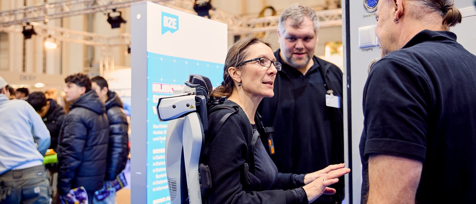 Bildungssenatorin Ksenija Bekeris im Gespräch am Stand des Bildungszentrums Elektrotechnik